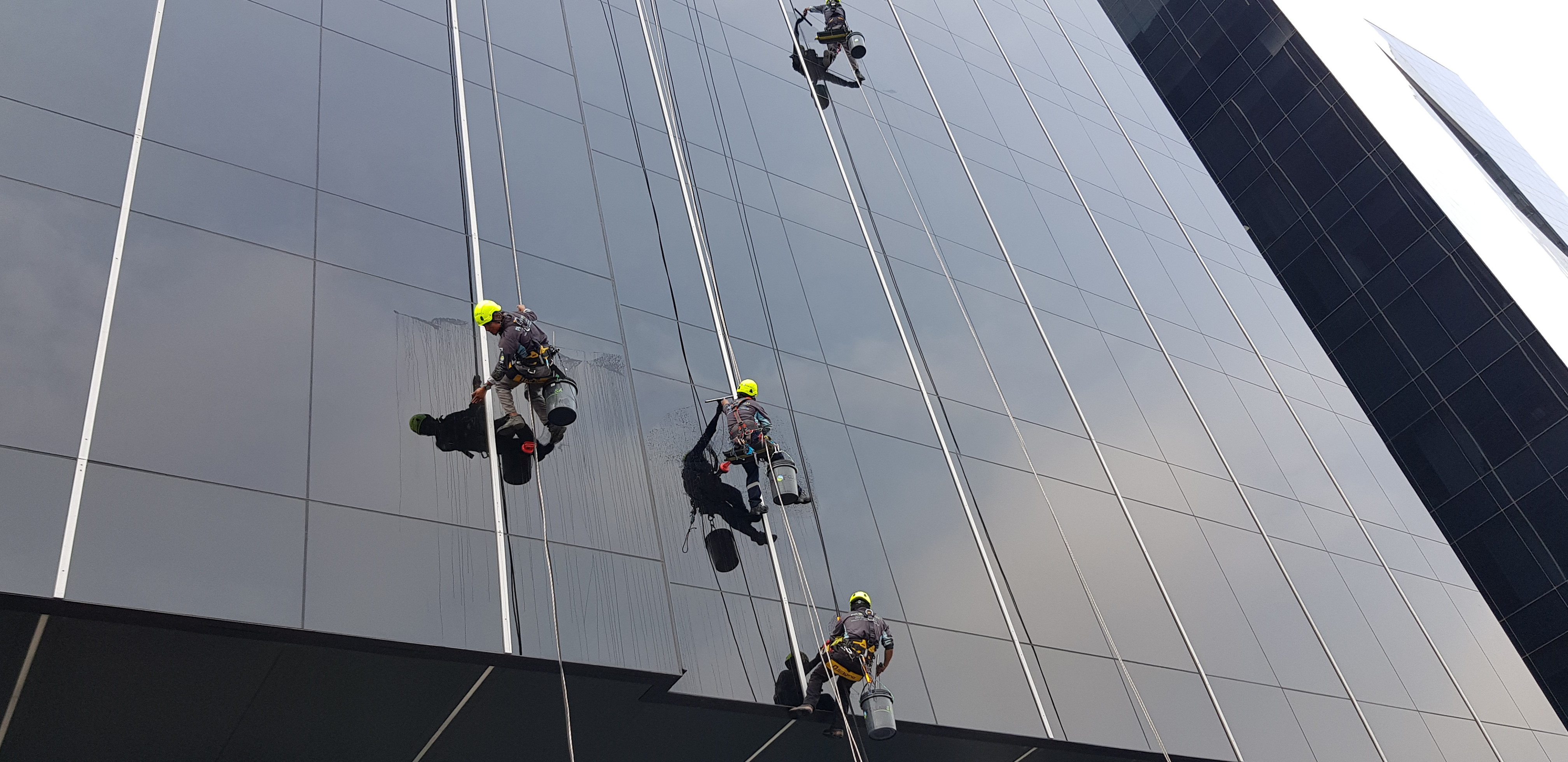 Limpieza Integral de Edificios en Lima con Trabajos en Altura